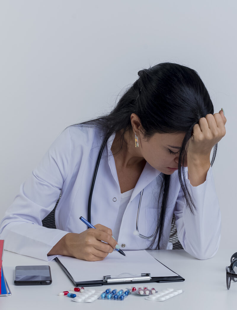 Médica agobiada por el papeleo del consultorio